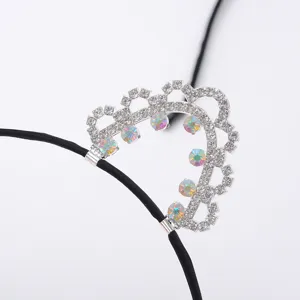 Dettaglio cerchietto gatto diavolo con strass, accessorio capelli brillante per stile carino.