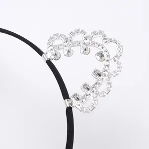 Primo piano dettaglio accessorio capelli corna diavolo gatto strass argento metallo