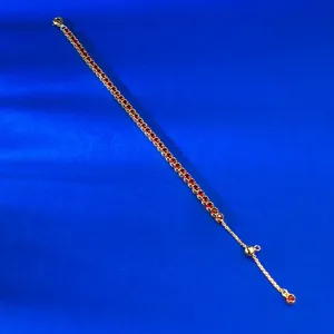 Détail bracelet tennis argent S925 aux pierres rouges étincelantes et perle réglable.