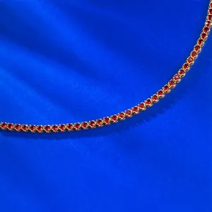 Gros plan détail du collier tennis de pierres rouges étincelantes, bijoux en argent exquis.