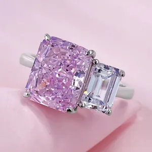 Impresionante anillo de plata 925 con una gran piedra principal rosa radiante y detalle.