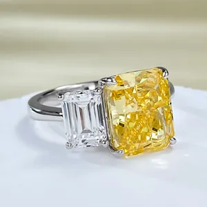 Impresionante primer plano de anillo de diamante amarillo y blanco, elegante joya de plata.