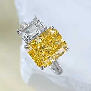Vista detallada de un anillo de dos piedras con gemas amarillas y transparentes en plata.