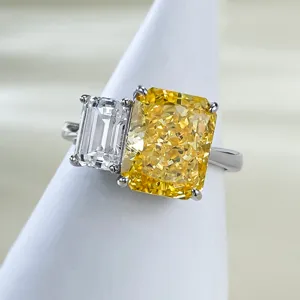 Deslumbrante anillo Toi et Moi de plata con piedras amarillo radiante y blanco esmeralda.