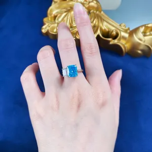 Vista de cerca detallada de un impresionante anillo de diamante azul de alto carbono en el dedo.