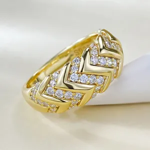 Primer plano detallado del anillo de plata chapada en oro con circonitas brillantes.