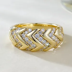 Vista detallada de un anillo de plata chapada en oro con pavé de circonitas brillantes.