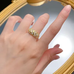 Primer plano detallado del anillo apilable chevron de plata S925 chapado en oro con circones.