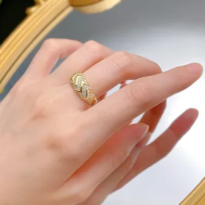 Anillo de plata chapada en oro con pavé ondulado, vista detallada de piedras brillantes.