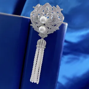 Detailweergave van luxe S925 zilveren phoenix parel kwast broche met volledige diamantzetting.