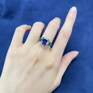 Meraviglioso anello in argento 925 con tanzanite blu radiante e preziose pietre verdi.