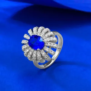 Detailaufnahme des eleganten S925 Silber kobaltblauen Oval Edelstein Blumenrings mit Steinen.