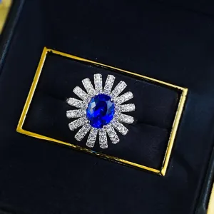 Detailansicht des blauen Saphirrings mit Vintage-Gänseblümchen-Design im Samtkasteneinband.