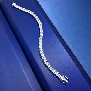 Detailansicht eines atemberaubenden Prinzessin-Schliff Zirkonia Silber-Tennisarmbands.