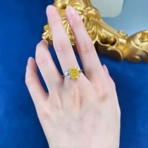 Detalle elegante de anillo de dos piedras con un brillante diseño de diamante talla radiante.