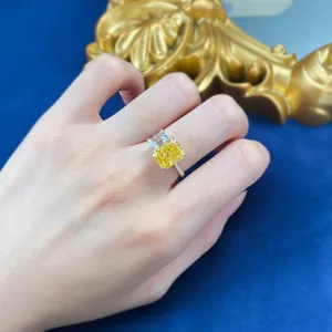 Precioso anillo de doble piedra amarilla y blanca en plata 925, vista de detalle elegante.