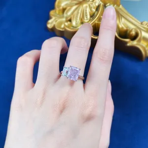 Hermoso anillo de plata 925 de doble piedra con diamantes tallados radiantes rosa y azul.