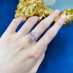 Impresionante detalle de anillo con circonita rosa radiante y elegante banda de plata 925.