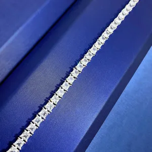 Nahaufnahme Detailaufnahme eines glitzernden Prinzessin-Schliff Tennisarmbands in Silber.