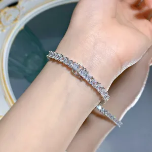 Detaillierte Nahaufnahme eines glitzernden Zirkon Silber Tennisarmbands mit Prinzessinschliff.