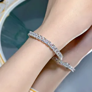 Prinzessin Quadrat Silber Tennis Armband mit glitzernden Steinen, minimalistisches Design.