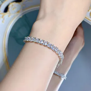 Exquisites Detail des quadratisch geschliffenen silbernen Tennisarmbands mit Zirkonia.