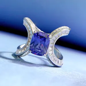 Dettaglio in primo piano di un bellissimo anello in tanzanite viola con pietre scintillanti.