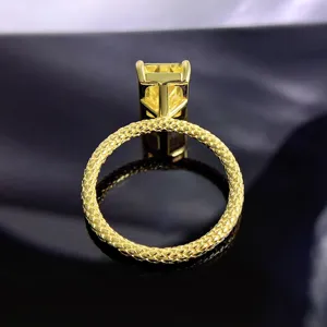 Detailaufnahme eines s925 Silber vergoldeten Asscher Gelb-Diamantrings mit Flechtmuster.