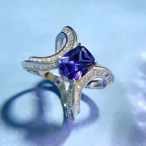 Primo piano dettagliato dell'anello in argento con cristallo viola e fascia pavé luminosa.