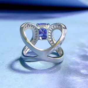 Vista dettagliata dell'anello in argento sterling S925 tanzanite con fascia incrociata pavé.