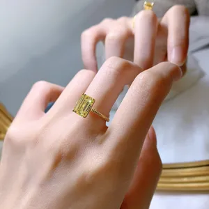 Erhöhter Zirkonring in Gelb mit Smaragdschliff aus Sterlingsilber, elegante gedrehte Schiene.