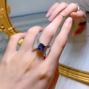 Stupendo anello in argento 925 con tanzanite taglio cuscino 7x9mm vista dettaglio.