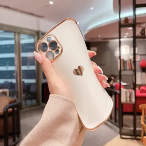Close-up detail luxe gegalvaniseerde witte telefoonhoes met metalen hart en golvende rand.