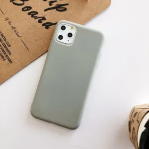 Minimalistische einfarbige weiche Handyhülle Detail, matte Schutzhülle passend für iPhone.
