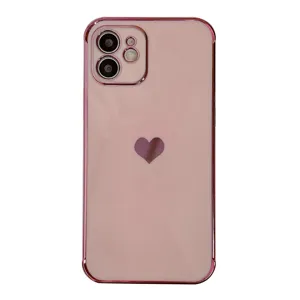 Close-up detail van de roze gegalvaniseerde telefoonhoes met hartjesontwerp en camera-uitsparing.