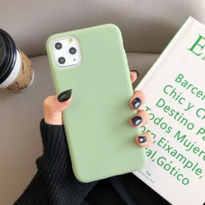Grüne Silikon Handyhülle Detailaufnahme, weiche matte Schutzhülle für Mobiltelefon, schlicht.