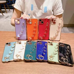 Funda de teléfono galvanizada con pulsera de cadena de corazones, carcasa colorida para iPhone.