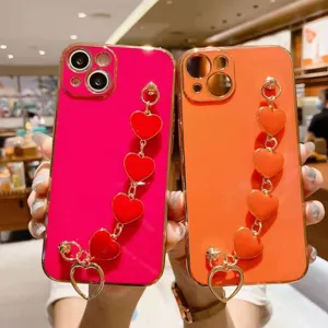 Funda para iPhone chapada con bonita correa de cadena de corazón, cubierta de lujo.