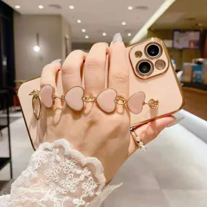 Funda de teléfono rosa con elegante cadena de pulsera de corazones, accesorio protector chic.