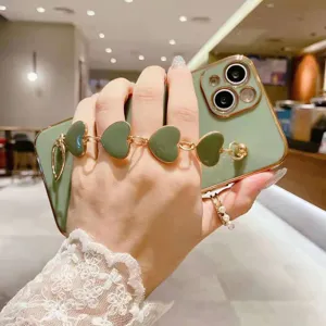 Funda de teléfono verde galvanizada con elegante cadena de pulsera de corazón para protección