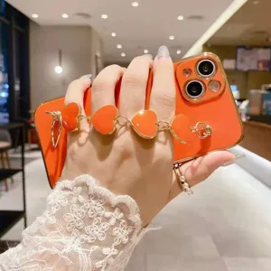 Primer plano de la funda de teléfono naranja con elegante correa de cadena de corazones.