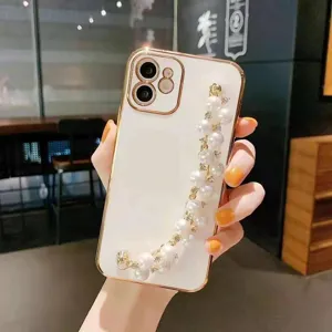 Coque de protection blanche pour téléphone avec bord doré galvanisé et chaîne de perles
