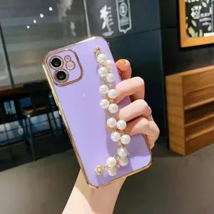 Coque de téléphone violette pour iPhone avec bord doré électroplaqué et sangle de chaîne de perles.