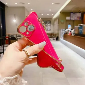 Vista detallada de la funda de teléfono rosa en forma de tacón con elegante cadena dorada.