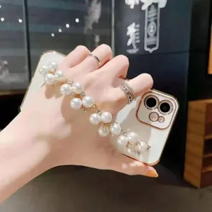 Coque de téléphone élégante avec chaîne de perles et protection souple et raffinée.