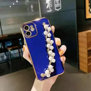 Vue détaillée de la coque de téléphone bleue galvanisée avec chaîne de perles iPhone.
