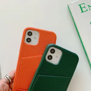 Λεπτομέρεια θήκης τηλεφώνου από δέρμα υφής litchi με υποδοχή κάρτας σε πορτοκαλί.