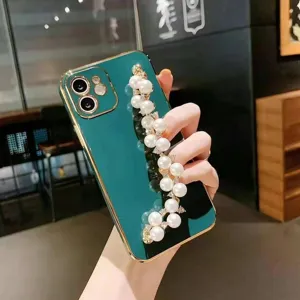 Vue détaillée de coque de téléphone chaîne de perles électrolytique de luxe, étui vert souple.