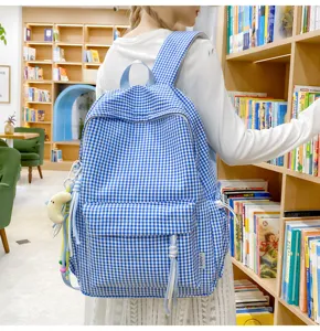 Detailansicht des blau-weiß karierten Rucksacks mit feiner Stoffstruktur und Fronttasche.
