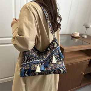 Bolso de hombro de lona étnica bohemia con patrones geométricos y borlas para uso diario.